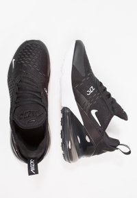 Le scarpe nere Nike Air Max 270 presentano una tomaia in mesh traspirante, una suola ammortizzata e un tallone nero lucido con accenti bianchi.