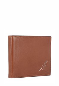 Bruine leren portemonnee met een gladde textuur, een bi-fold ontwerp en een gegraveerd logo op de voorkant, met subtiele stiksels.