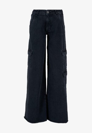 Wide-leg cargo pants in dark denim. Features include multiple side pockets, a raw hem, and a button closure. Textured fabric.