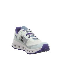 Chaussures de course avec une tige en mesh blanc, des accents bleus et des détails violets, dotées d'un col rembourré et d'une semelle texturée pour la traction.