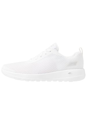 Baskets Skechers blanches à lacets avec tige en mesh et semelle rembourrée, présentées de profil sur un fond blanc.
