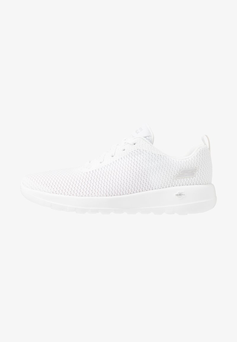 Baskets Skechers blanches à lacets avec tige en mesh et semelle rembourrée, présentées de profil sur un fond blanc.