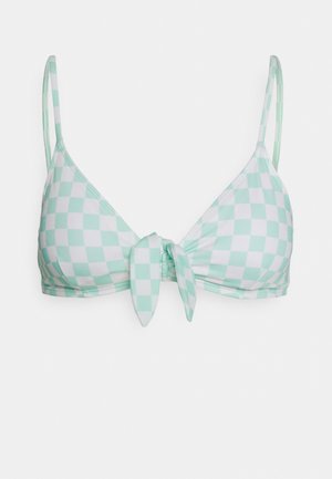 Top de bikini verde-menta com padrão xadrez, alças ajustáveis e detalhe de laço no centro. Textura de tecido suave com formato triangular.