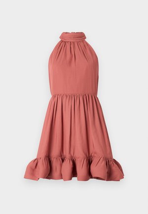 Robe à encolure halter en tissu corail doux avec un corsage froncé et un ourlet volanté évasé, présentant une texture lisse et un design simple.