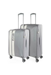 Dos maletas suaves grises, con una franja blanca y un logo, equipadas con asas retráctiles y cuatro ruedas cada una para facilitar su movilidad.