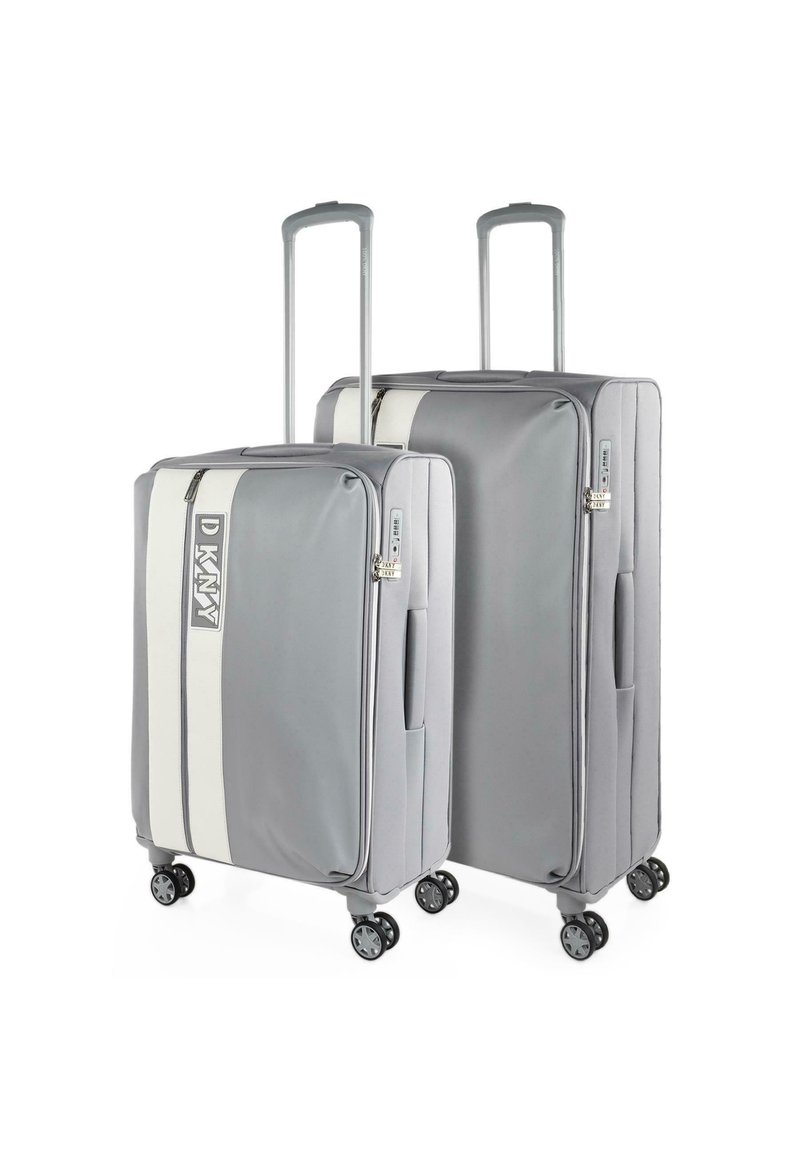 Dos maletas suaves grises, con una franja blanca y un logo, equipadas con asas retráctiles y cuatro ruedas cada una para facilitar su movilidad.