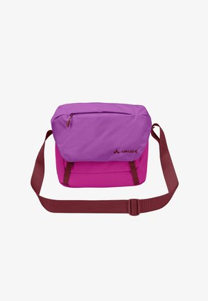 Lila- und pinkfarbene Schultertasche mit verstellbarem dunkelrotem Riemen und kleinem Reißverschlussfach auf der Vorderklappe, mit Vaude-Logo unten rechts.