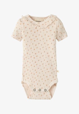 Body de bebé beige acanalado con mangas cortas, lunares rosas, cuello con volantes y tres botones a presión en la parte inferior.
