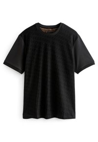 Camiseta negra de manga corta con un patrón texturizado y mangas totalmente negras. Cuello redondo y un acabado suave.