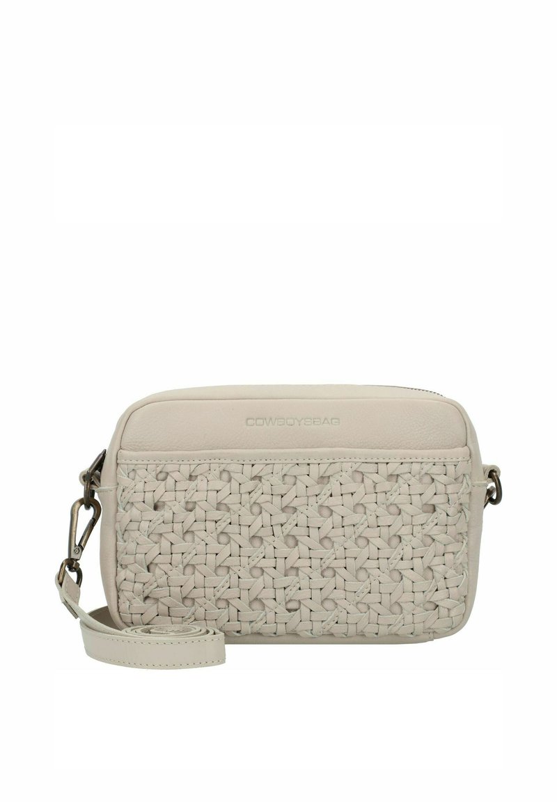 Bolso cruzado de cuero color beige claro con textura tejida en la parte delantera, panel superior liso y correa desmontable. Presenta el logo de la marca en el frente.