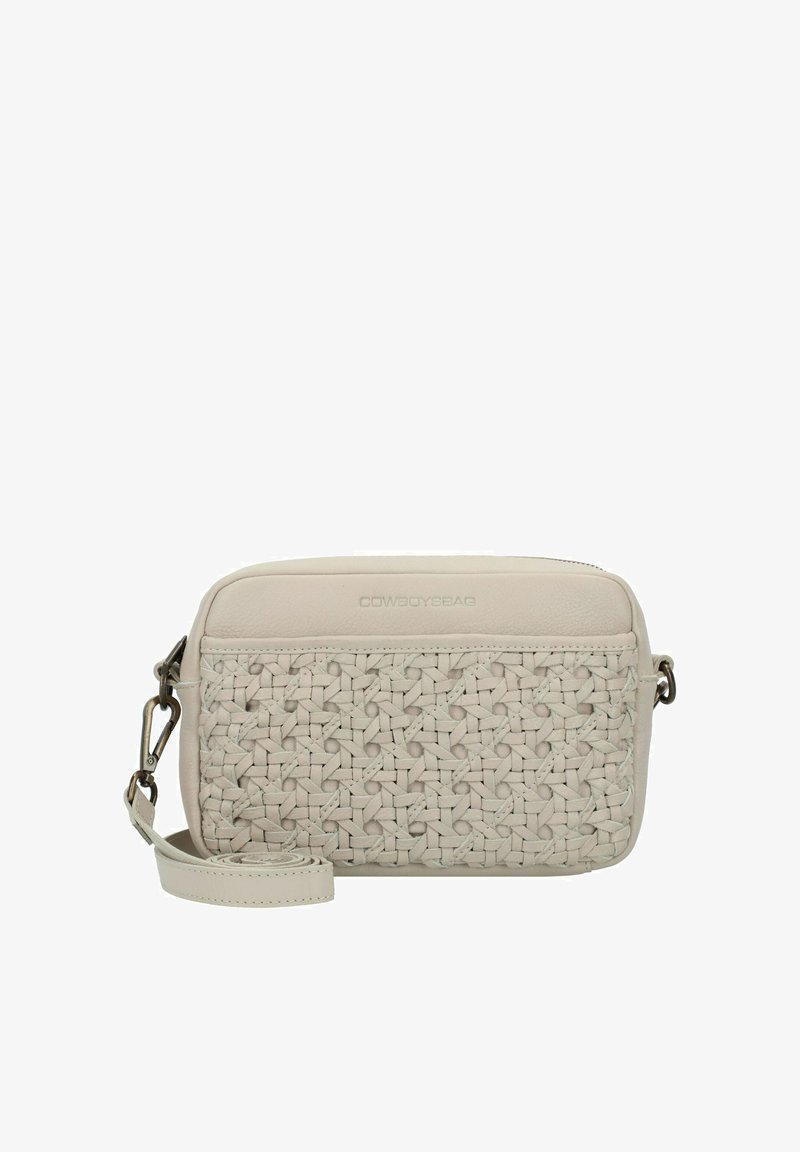 Hellbraune Leder-Crossbody-Tasche mit gewebter Struktur auf der Vorderseite, glattem oberen Bereich und abnehmbarem Tragegurt. Mit Markenlogo auf der Vorderseite.