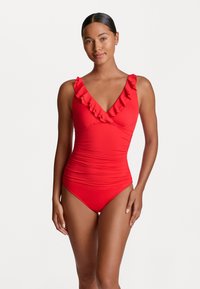 Maillot de bain une pièce rouge avec des bords froncés, un décolleté en V profond et une texture froncée au niveau de la taille, offrant une silhouette ajustée.