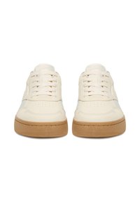 Poros kreminės spalvos Reebok sportbačiai su šviesiai mėlynomis detalėmis ir guminėmis padais, matomi iš priekio ant balto fono.