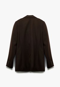 Brun skræddersyet blazer med en notch krave, to lommeåbninger foran og fire knapper på hver ærme, der har en glat tekstur.