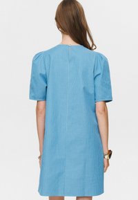 Modra �črtasta obleka s kratkimi naborki, ravnim krojem in zapenjanjem na hrbtu. Tkanina ima gladko teksturo in fine pokončne črte.