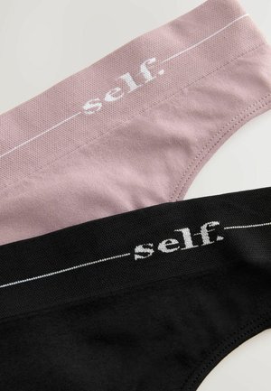 Zwei Paar Unterwäsche: eines in hellrosa und eines in schwarz. Beide haben eine weiche, glatte Textur mit breiten, elastischen Taillenbünden, die das weiße Logo "self." tragen.