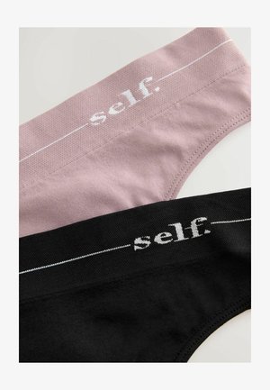 Due coppie di mutandine: una in rosa chiaro e una nera. Entrambe hanno una texture morbida e liscia con ampie fasce elastiche in vita, sulla quale è presente il logo "self." in bianco.