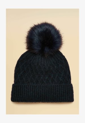 Schwarze gestrickte Mütze mit einem gemusterten Strukturdesign, versehen mit einem großen schwarzen Kunstpelz-Pompon oben und einem gerippten Bündchen an der Basis.