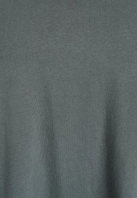 Tmavě modrý svetr s kulatým výstřihem vyrobený z měkkého pleteného materiálu, s hladkou texturou a jednoduchým, bezseamovým designem. Bez viditelných vzorů nebo akcentů.