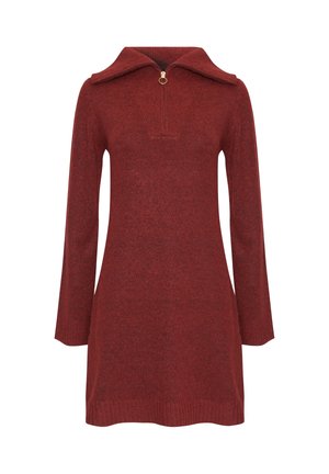 Abito a maniche lunghe in maglia a coste di colore rosso scuro, con ampio colletto e zip frontale dotata di un comodo tirante circolare.