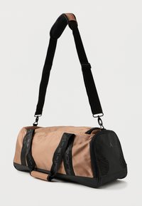 Saco de duffle com um corpo de nylon castanho claro, detalhes pretos, painéis em malha e alça ajustável. Apresenta duas pegas e fecho de zipper.