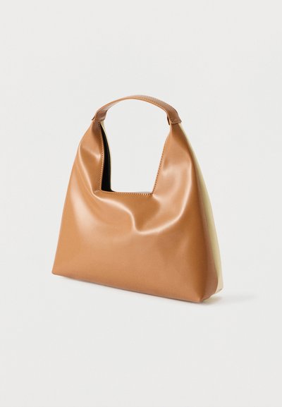 Μαλακή τσάντα από δέρμα ταμπά με λαβή κομμένη στο εσωτερικό, διαθέτει λείο, ελαφρώς τσαλακωμένο δερμάτινο και χαλαρό τριγωνικό σχήμα.