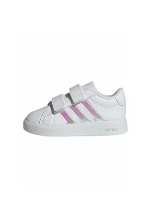 Baskets blanches Adidas avec deux bandes velcro, trois bandes irisées roses sur le côté et une semelle en caoutchouc plate.