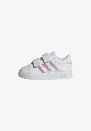 Weißer Adidas-Sneaker mit zwei Klettverschlüssen, pink irisierenden drei Streifen an der Seite und flacher Gummisohle.