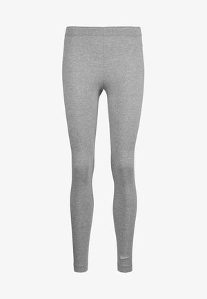 Leggings grises hechos de una tela suave y elástica. Presentan una cintura lisa y un pequeño logo blanco de Nike cerca del tobillo.