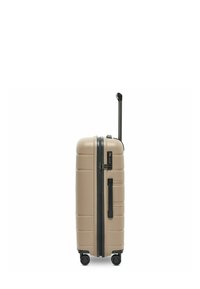 Maleta rígida beige con cuatro ruedas, asa retráctil negra, asa lateral y candado de combinación incorporado.