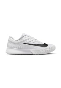 Weißer Sportschuh mit einer strukturierten Oberseite, ausgestattet mit einem markanten schwarzen Nike-Swoosh, einer gepolsterten Sohle und einer Schnürung.