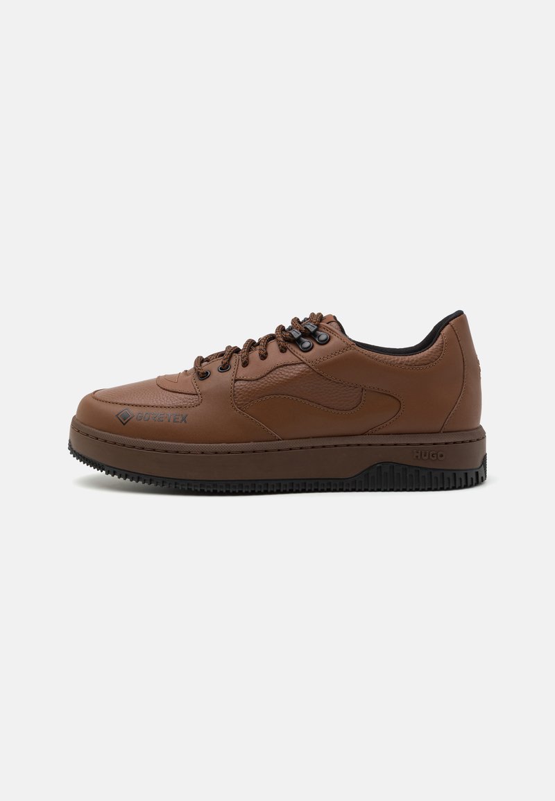 Braune Ledersneaker mit schwarzen Akzenten, ausgeprägter Naht, runder Spitze und strukturiertem Schuhsohle. Verfügt über ein Schnürdesign und GORE-TEX-Logo.