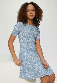 Kurzärmliges Kleid aus hellblauem Stoff mit floralem Muster. Figurbetonter Oberteil, der sich an der Taille weitet, mit einem runden Halsausschnitt und dezenten Nahtdetails.