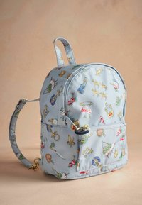 Šviesiai mėlynas fabric tipo kuprinė, papuošta spalvingomis įvairių objektų iliustracijomis. Suapvalinta forma su priekinėmis kišenėmis ir reguliuojamomis diržais.