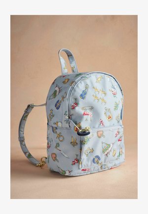 Rucsac albastru deschis, din material textil, cu ilustrații colorate reprezentând diferite obiecte. Formă rotunjită cu un buzunar frontal și curea ajustabilă.