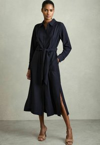 Reiss REGULAR FIT - MABEL LONG-SLEEVE BELTED MIDI - Särkkleit - navy
