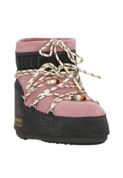 Botte d'hiver en daim rose et noir avec semelle en caoutchouc épaisse, lacets blancs enroulés ornés de perles multicolores décoratives, design montant jusqu'à la cheville.