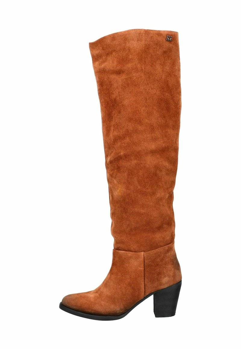 Hohe braune Wildlederstiefel mit weitem Schaft, abgerundeter Spitze und einem dicken schwarzen Absatz. Vorne befindet sich ein dezentes Logo-Detail an der Seite.