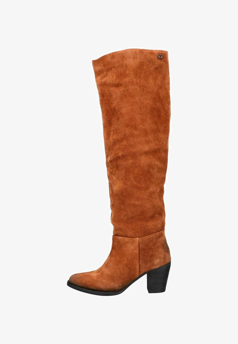 Hohe braune Wildlederstiefel mit weitem Schaft, abgerundeter Spitze und einem dicken schwarzen Absatz. Vorne befindet sich ein dezentes Logo-Detail an der Seite.