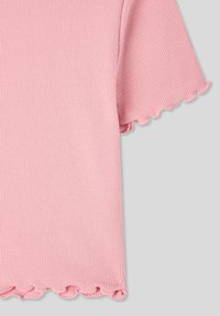 T-shirt rosa a coste con maniche corte e bordo scallop. Il tessuto sembra morbido, con un design aderente e una leggera texture.