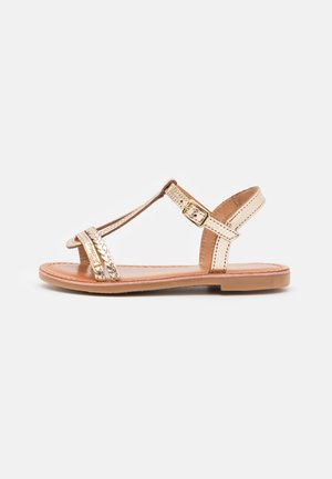 Tan sandalen met een gevlochten bandontwerp, verstelbare gesp, platte zool en een gladde lederen structuur. Eenvoudige en open teen stijl.