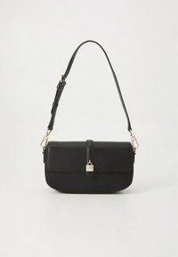 Musta nahkainen olkalaukku suorakulmaisella muotoilulla, kultasävyisillä metalliosilla, läppäkiinnityksellä ja irrotettavalla olkahihnalla. Sileä pinta.