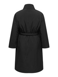Svart ytterplagg med bälte, krage, trekvartsärmar och ett slätt, strukturerat tyg, med rak skärning och bakre veck.
