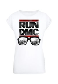 Weißes T-Shirt mit kurzen Ärmeln, das ein schwarz-rotes Grafikdesign von Sonnenbrillen zeigt, in deren Gläsern eine Stadtsilhouette gespiegelt ist, sowie dem Text "RUN DMC."