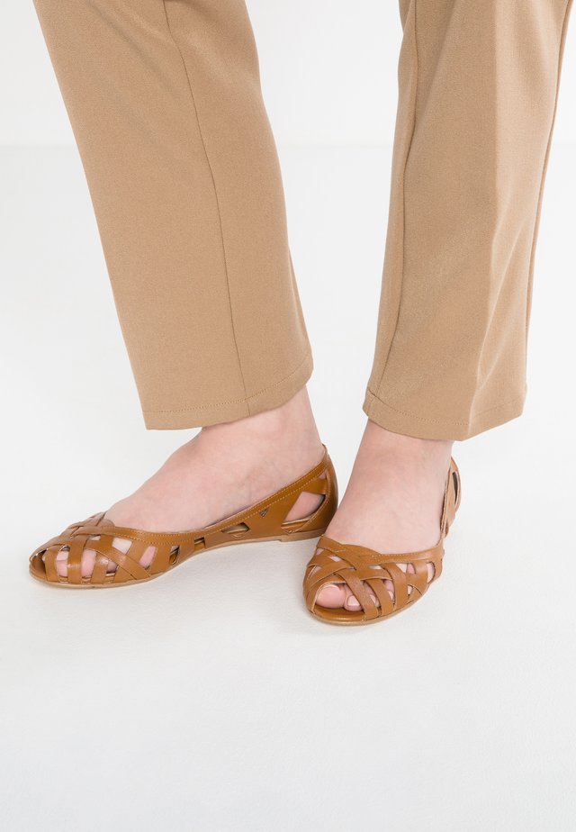 DERAY - Ballerines à bout ouvert - cognac