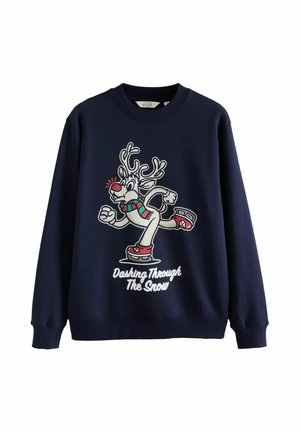 Marineblauer Sweatshirt mit einem grafischen Motiv eines Rentiers auf Schlittschuhen, roten Akzenten, einem bunten Schal und dem Text "Durch den Schnee flitzen."