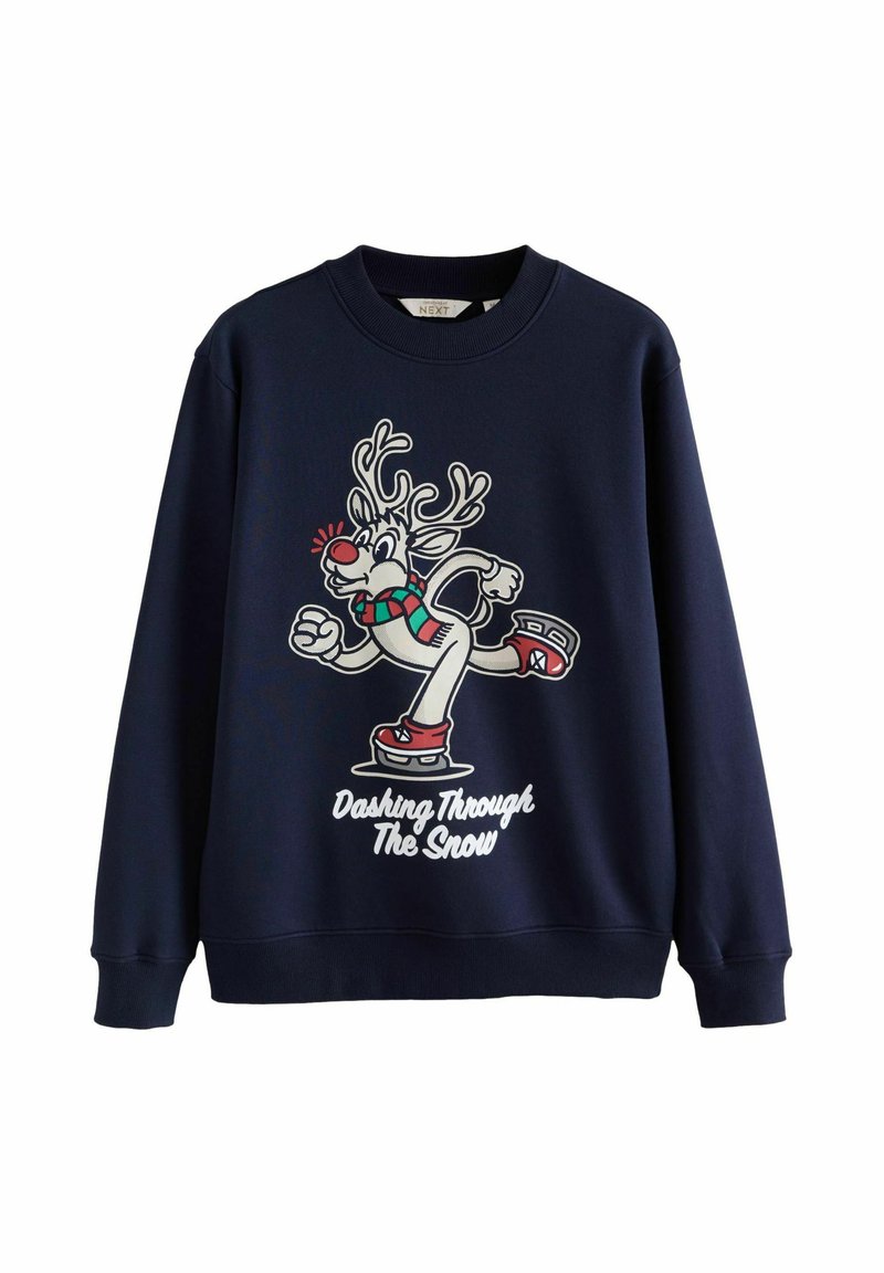 Sweatshirt bleumarin cu un grafic care ilustrează un cerb pe patine, cu accente roșii, o eșarfă colorată și textul "Alunecând prin zăpadă."