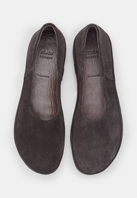 Pantofi slip-on din nubuc maro, cu o talpă interioară din piele netedă, vârf rotund și cusături minime. Tălpi plate, fără hardware sau accente vizibile.