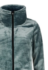 Tmavě modrá fleecová bunda na zip vyrobená z měkké tkaniny; vysoký límec; černý zip; hladká textura s jemnými barevnými variacemi.