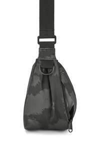 Zwarte tas met een driehoekige vorm, gemaakt van gestructureerde stof met een subtiel patroon. Bevat een ritsvak en een verstelbare schouderband.